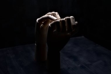 Başka bir tahta ele dokunan tahta el işaret parmağıyla sıkıca kapanır.