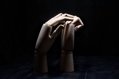 Başka bir tahta eli sıkıca kapalı tutmaya çalışan tahta bir el.