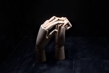 Başka bir tahta eli sıkıca kapalı tutmaya çalışan tahta bir el.