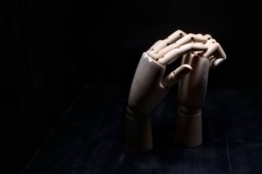 Başka bir tahta eli sıkıca kapalı tutmaya çalışan tahta bir el.