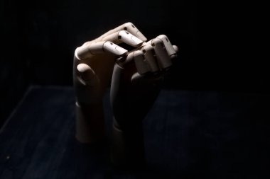 Başka bir tahta eli sıkıca kapalı tutmaya çalışan tahta bir el.
