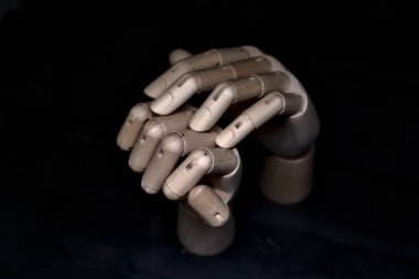 Tahta bir eli sıkıca tutan tahta bir el.