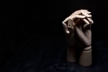 Tahta bir eli sıkıca tutan tahta bir el.