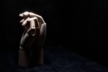 Tahta bir eli sıkıca tutan tahta bir el.