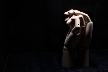 Tahta bir eli sıkıca tutan tahta bir el.