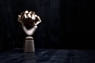 Tahta bir eli sıkıca tutan tahta bir el.
