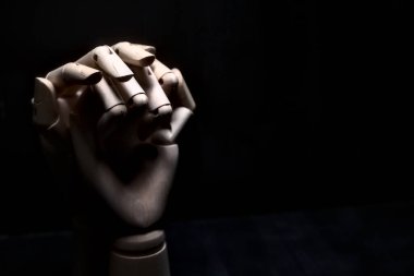 Tahta bir eli sıkıca tutan tahta bir el.