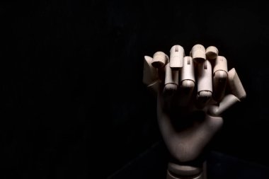 Tahta bir eli sıkıca tutan tahta bir el.