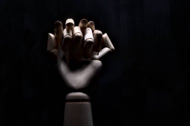 Tahta bir eli sıkıca tutan tahta bir el.