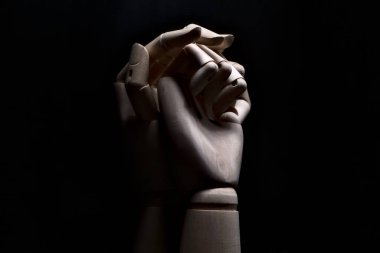 Tahta bir eli sıkıca tutan tahta bir el.