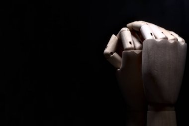 Tahta bir eli sıkıca tutan tahta bir el.