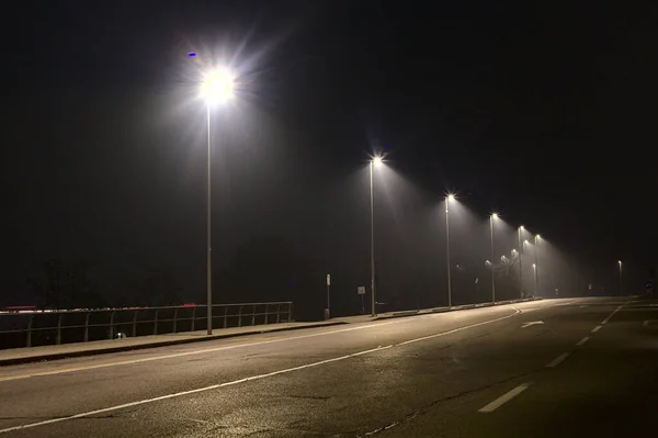 Geceleri gölün kıyısında bir yol.