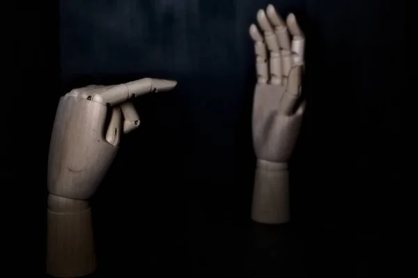 Egy Fából Készült Kéz Ami Ujjal Mutogat Egy Nyitott Kézre — Stock Fotó