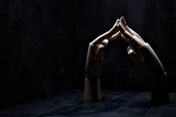 Δύο Ξύλινα Χέρια Που Αγγίζονται Από Δάχτυλα — Φωτογραφία Αρχείου