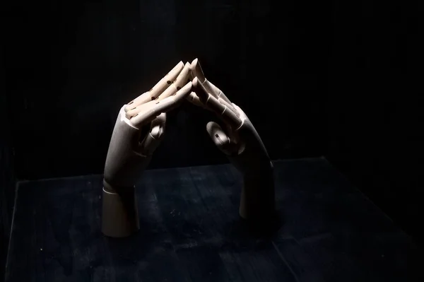 Két Fából Készült Kéz Amik Megérintik Magukat Ujjaiknál Fogva — Stock Fotó
