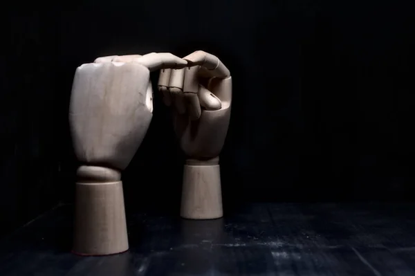 Twee Wijsvingers Van Twee Houten Handen Die Zichzelf Aanraken — Stockfoto