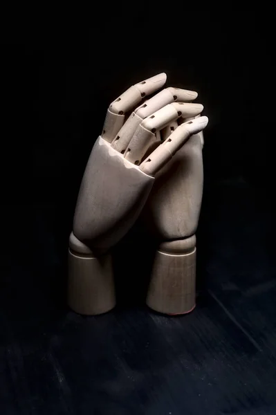 Ένα Ξύλινο Χέρι Που Κρατά Ένα Άλλο Ξύλινο Χέρι Απρόθυμο — Φωτογραφία Αρχείου