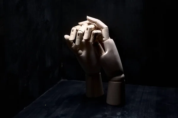 それに消極的な別の木製の手を保持している木製の手 — ストック写真