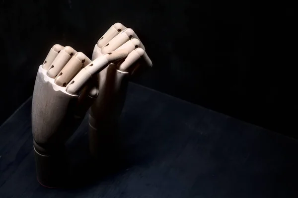 Başka bir tahta ele dokunan tahta el işaret parmağıyla sıkıca kapanır.