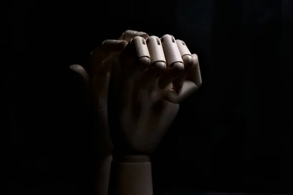Een Houten Hand Die Een Gesloten Houten Hand Vasthoudt — Stockfoto