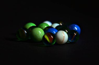 Siyah arkaplanda renkli misketler