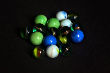 Siyah arkaplanda renkli misketler