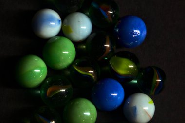 Siyah arkaplanda renkli misketler