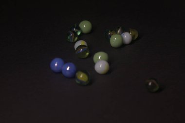 Siyah arkaplanda renkli misketler