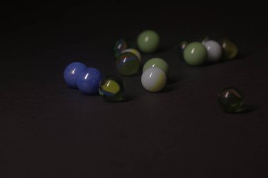 Siyah arkaplanda renkli misketler