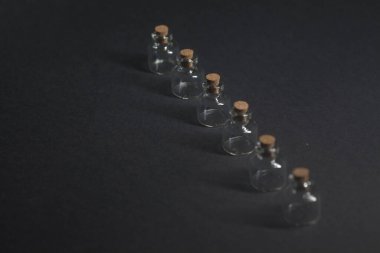 Siyah arkaplanda tıpaları olan küçük ampuller