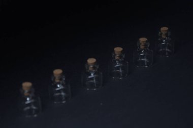 Siyah arkaplanda tıpaları olan küçük ampuller