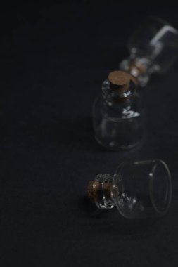 Siyah arkaplanda tıpaları olan küçük ampuller