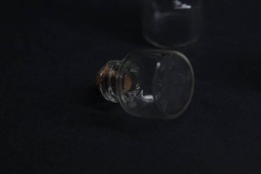 Siyah arkaplanda tıpaları olan küçük ampuller