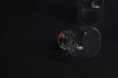 Siyah arkaplanda tıpaları olan küçük ampuller