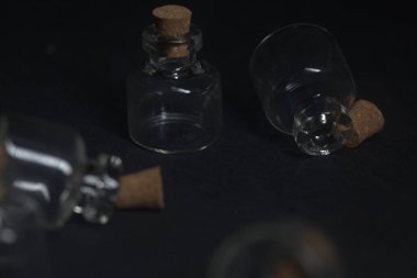 Siyah arkaplanda tıpaları olan küçük ampuller