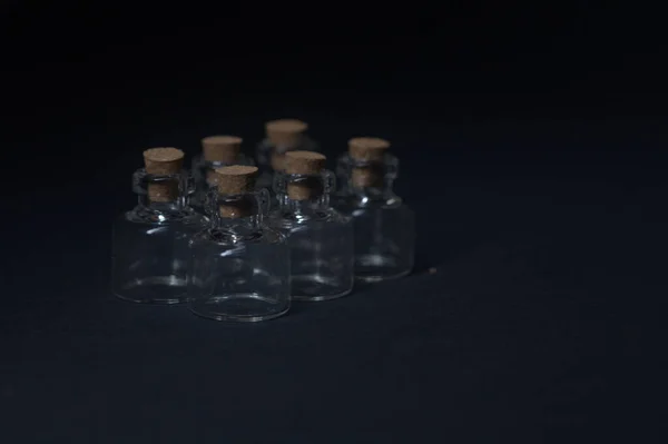 Siyah Arkaplanda Tıpaları Olan Küçük Ampuller — Stok fotoğraf
