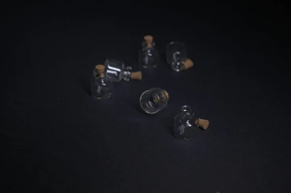 Μικροσκοπικές Αμπούλες Φελλούς Μαύρο Φόντο — Φωτογραφία Αρχείου