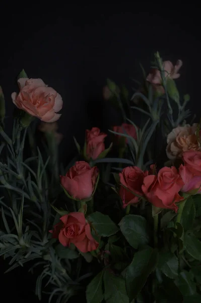 Bouquet Minuscules Roses Rouges Oeillets Orange Sur Fond Noir — Photo