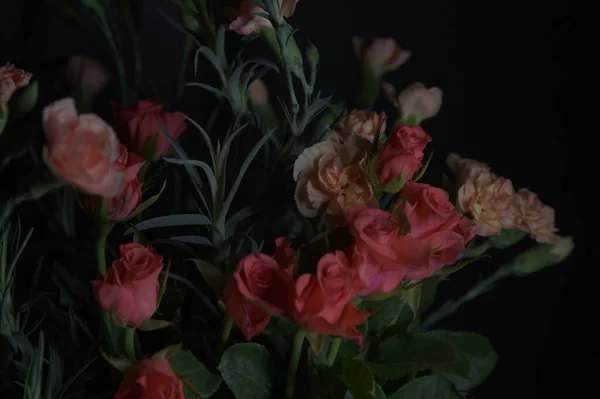 Boeket Van Rode Kleine Rozen Oranje Anjers Een Zwarte Achtergrond — Stockfoto