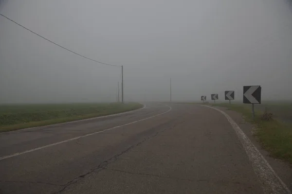 Camino Bordeado Por Campo Campo Italiano Día Niebla Finales Otoño — Foto de Stock