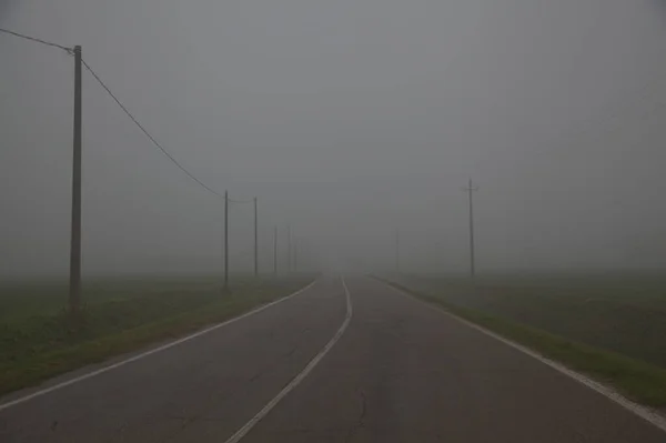 Camino Bordeado Por Campo Campo Italiano Día Niebla Finales Otoño — Foto de Stock