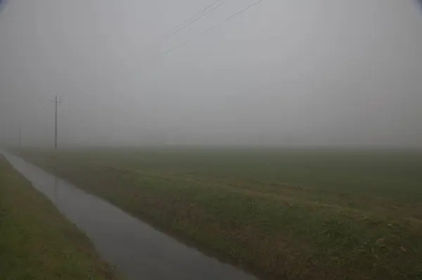 Vízáramlás Egy Mező Mellett Egy Ködös Napon Olasz Vidéken — Stock Fotó