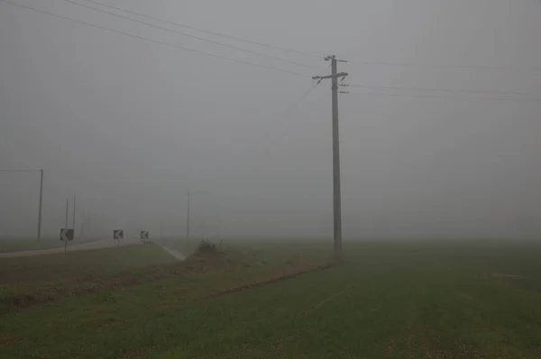 Mezővel Határolt Olasz Vidéken Egy Ködös Napon Késő Ősszel — Stock Fotó