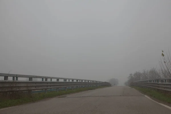 Ponte Fiume Nella Campagna Italiana Una Giornata Nebbiosa Nel Tardo — Foto Stock