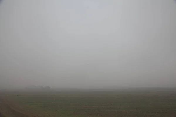 Champ Labouré Par Une Journée Brumeuse Dans Campagne Italienne Fin — Photo