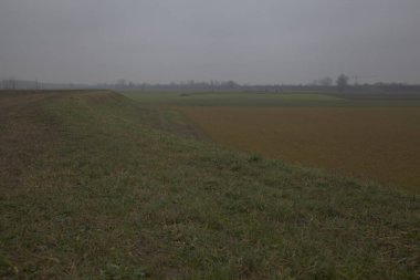 Sonbaharda İtalya 'nın kırsal kesimindeki bir arazinin yanındaki bir dağ başında yol.