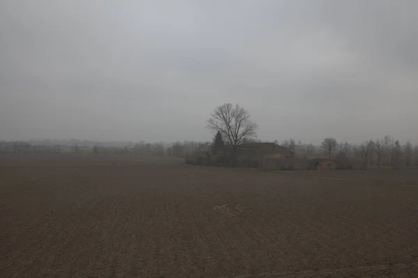 Ein Landhaus Inmitten Eines Gepflügten Feldes Mit Kahlen Bäumen Der — Stockfoto