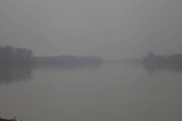 Річка Туманний День Відображенням Іншого Берега Воді — стокове фото