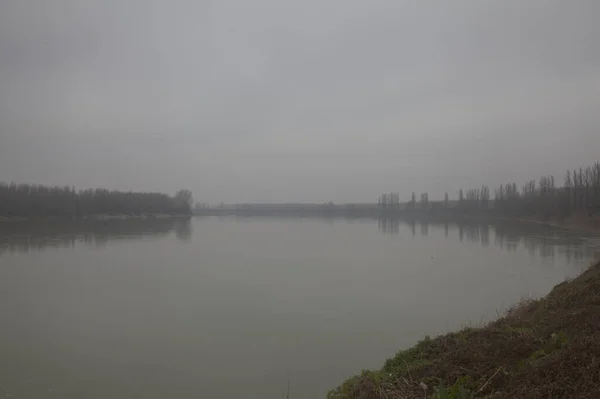 Een Rivier Een Mistige Dag Met Reflecties Van Andere Oever — Stockfoto