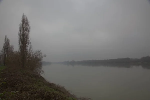 大雾天气中的一条河 水面上有彼岸的反光 — 图库照片